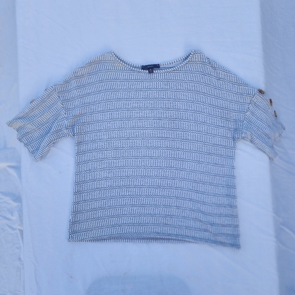 Super soft and comfortable side button short sleeve by gyft. Size medium - Picture 7 of 8